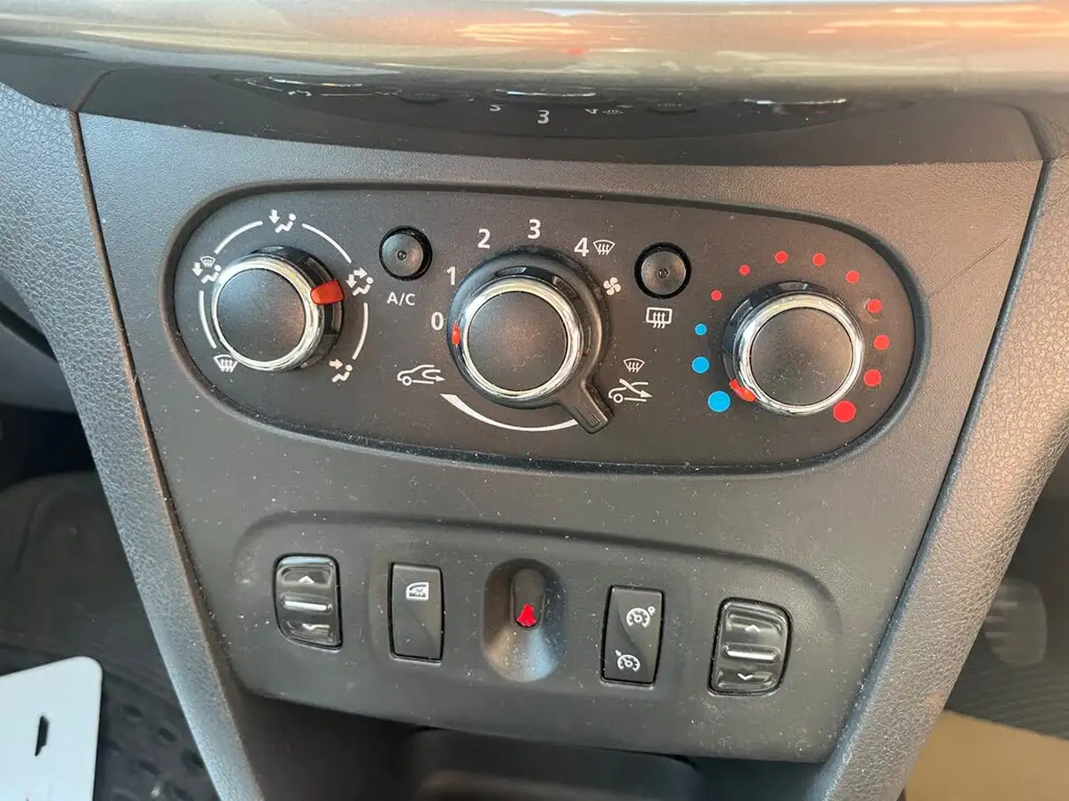 2015-dacia-sandero-15d-laureate-big-21