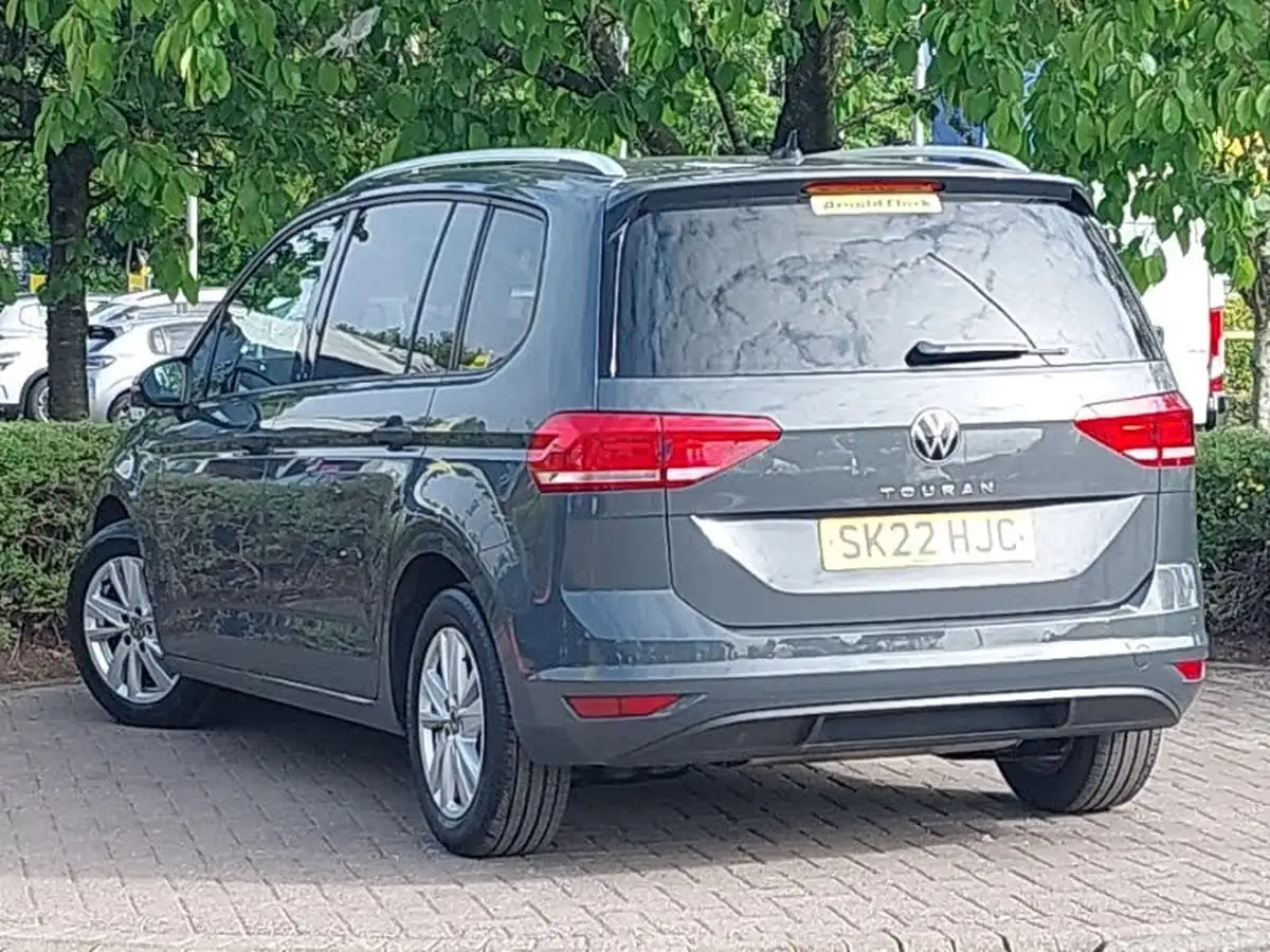 2022-volkswagen-touran-15-tsi-se-family-big-1