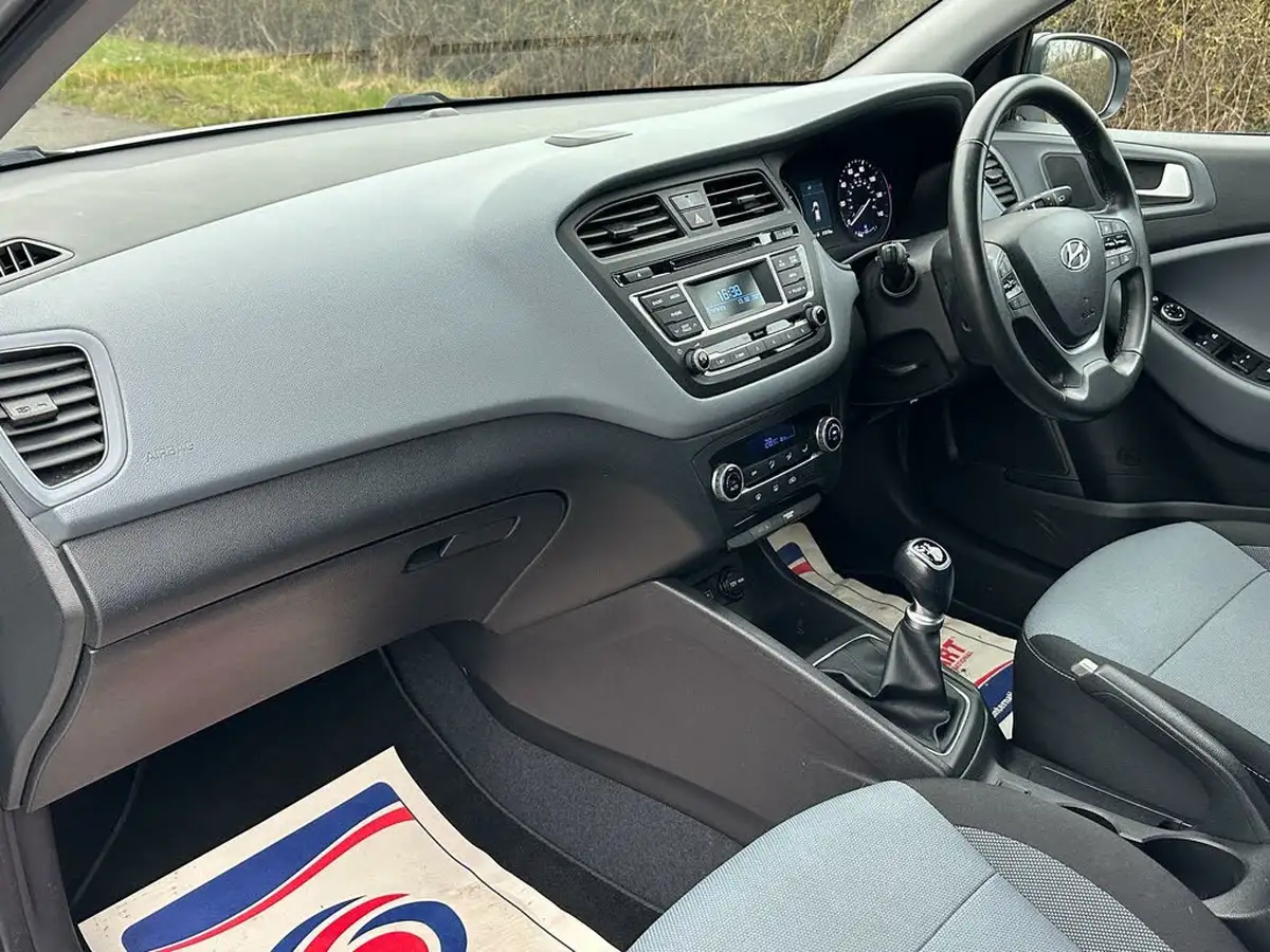 2016-hyundai-i20-12-premium-big-7