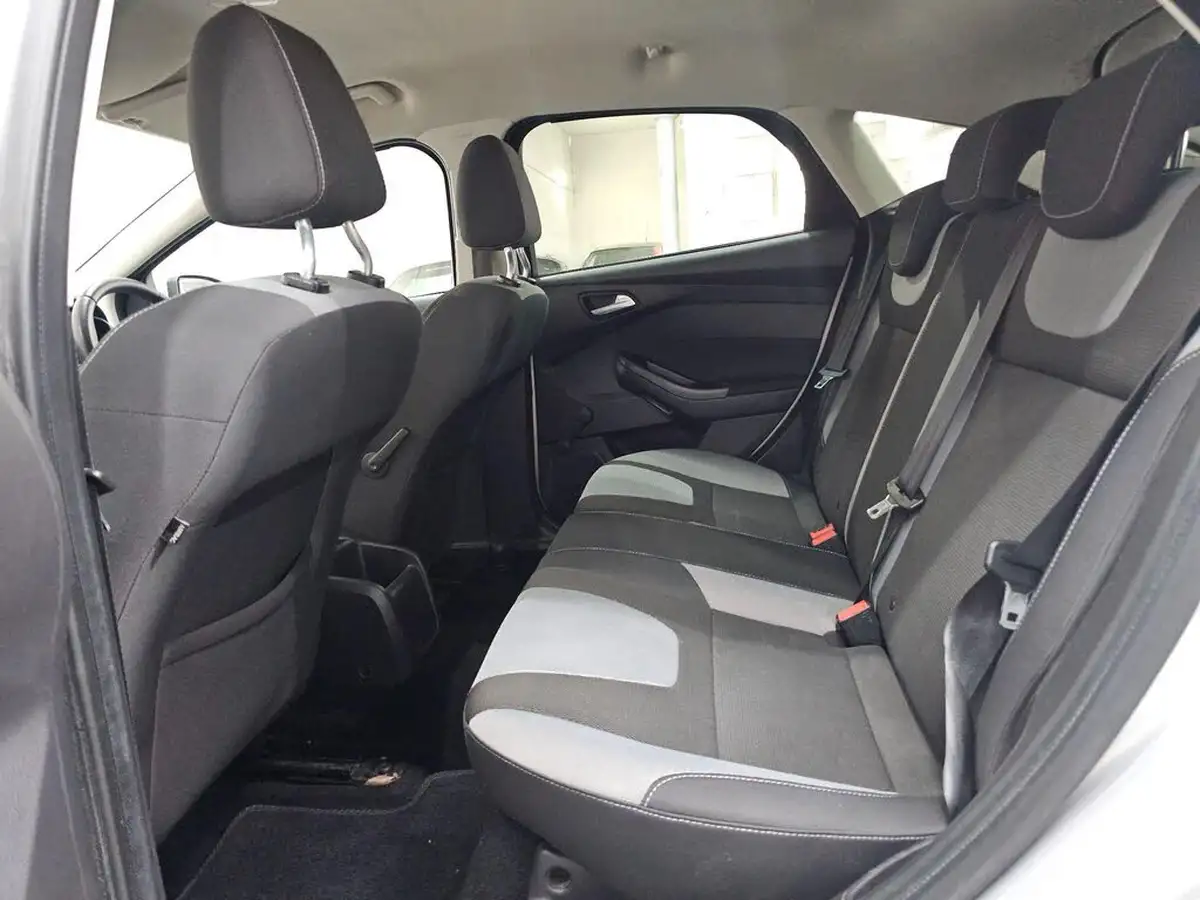 2012-ford-focus-10-zetec-125ps-hatchback-big-17