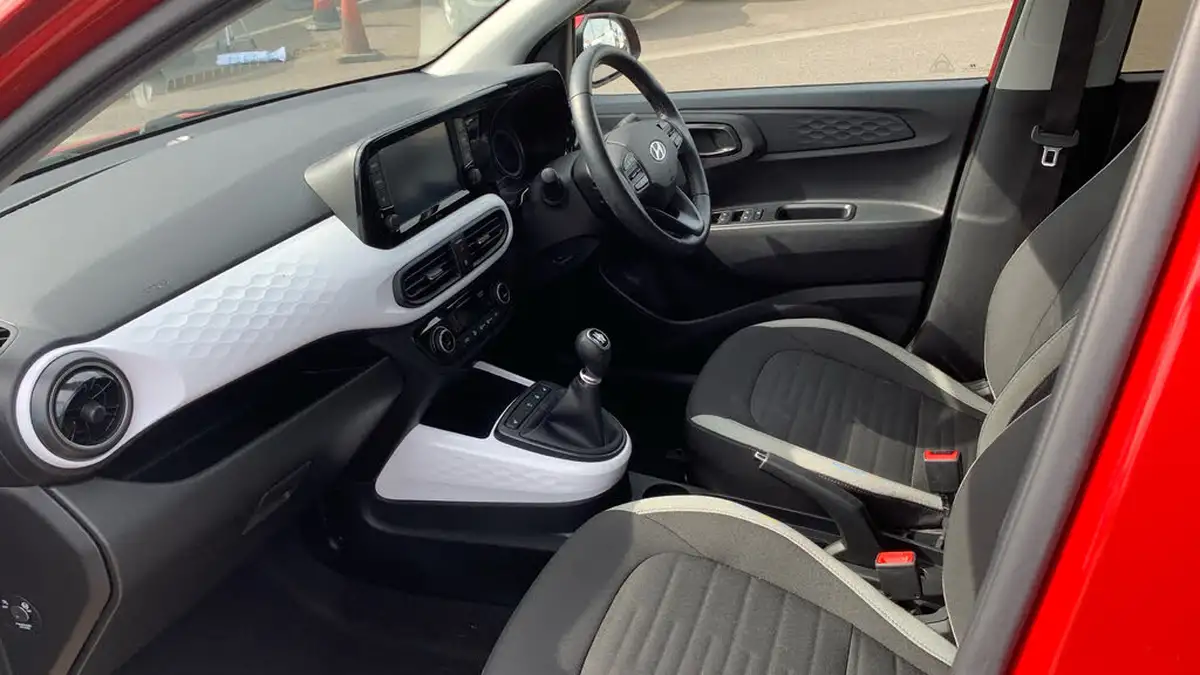 2022-hyundai-i10-12-premium-big-11