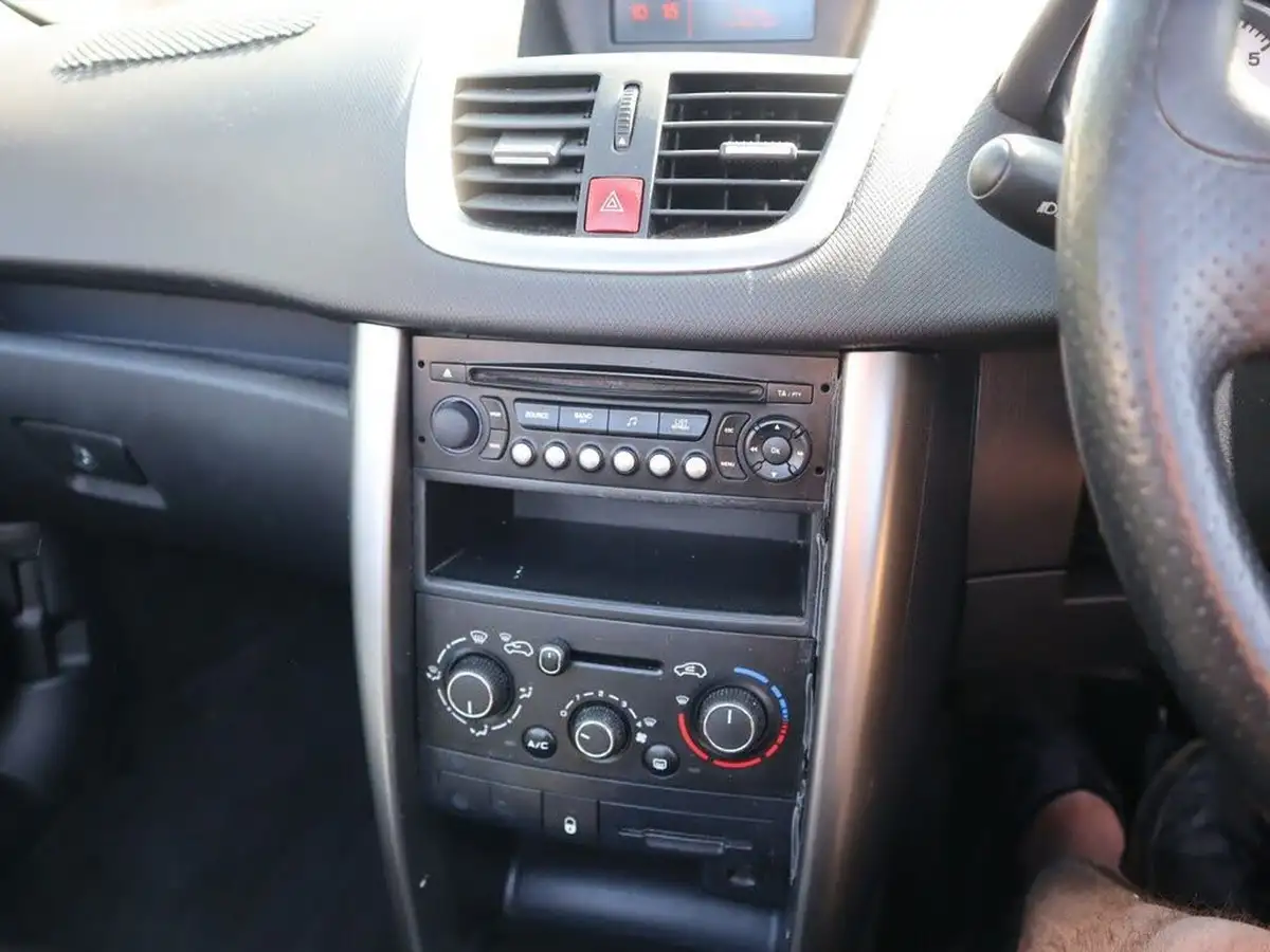 2011-peugeot-207-cc-16-sport-vti-big-26