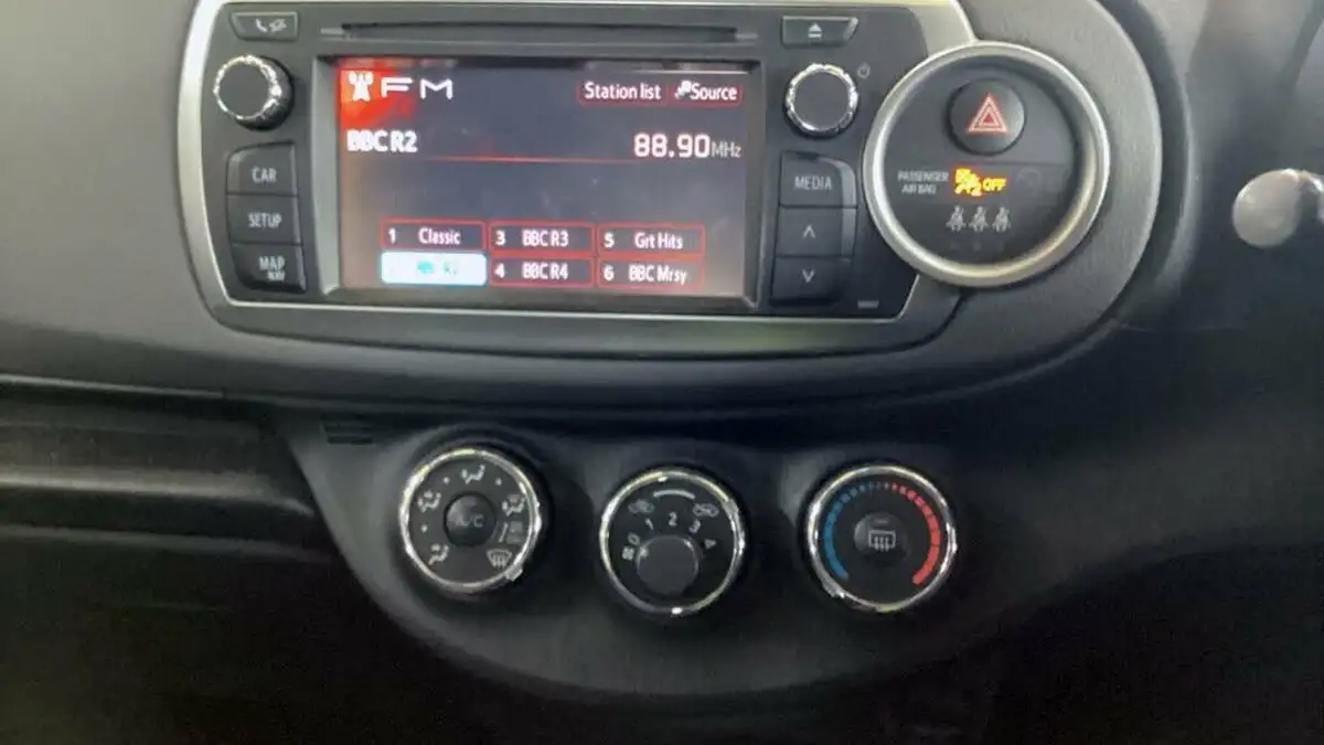 2013-toyota-yaris-133-tr-vvt-i-5d-big-4