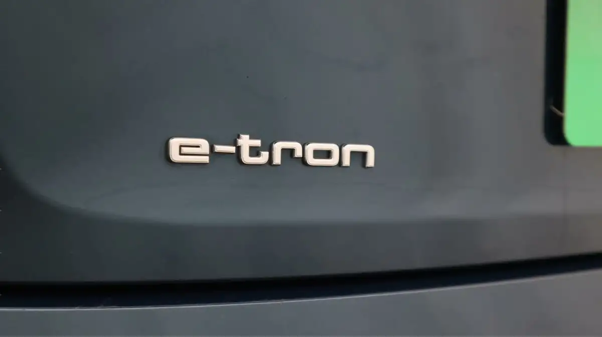 2022-audi-e-tron-55e-technik-station-wagon-big-20
