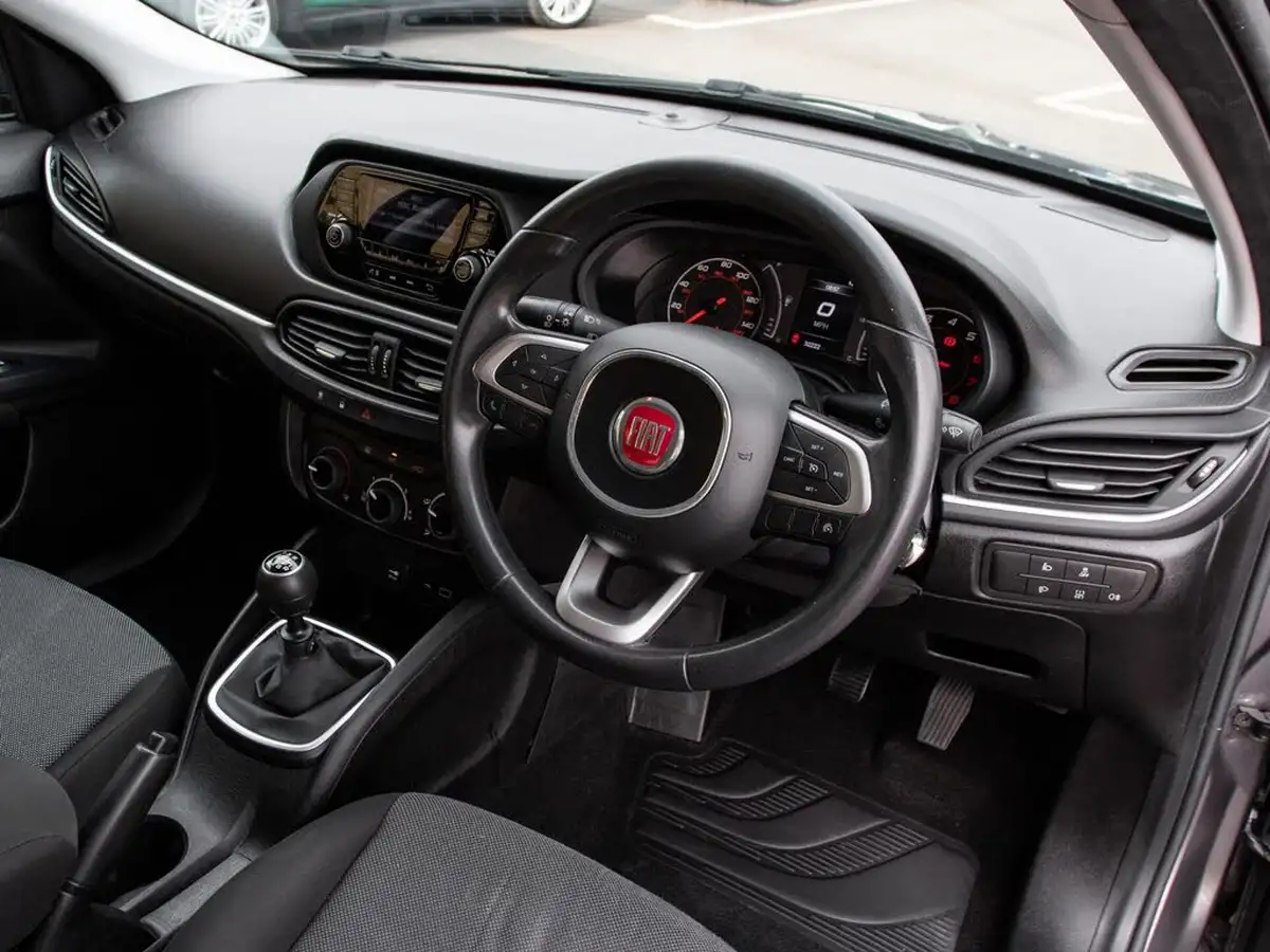 2018-fiat-tipo-14-easy-hatchback-big-3