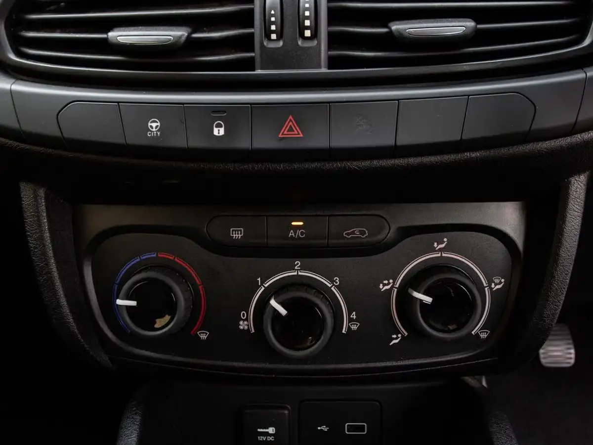 2018-fiat-tipo-14-easy-hatchback-big-27