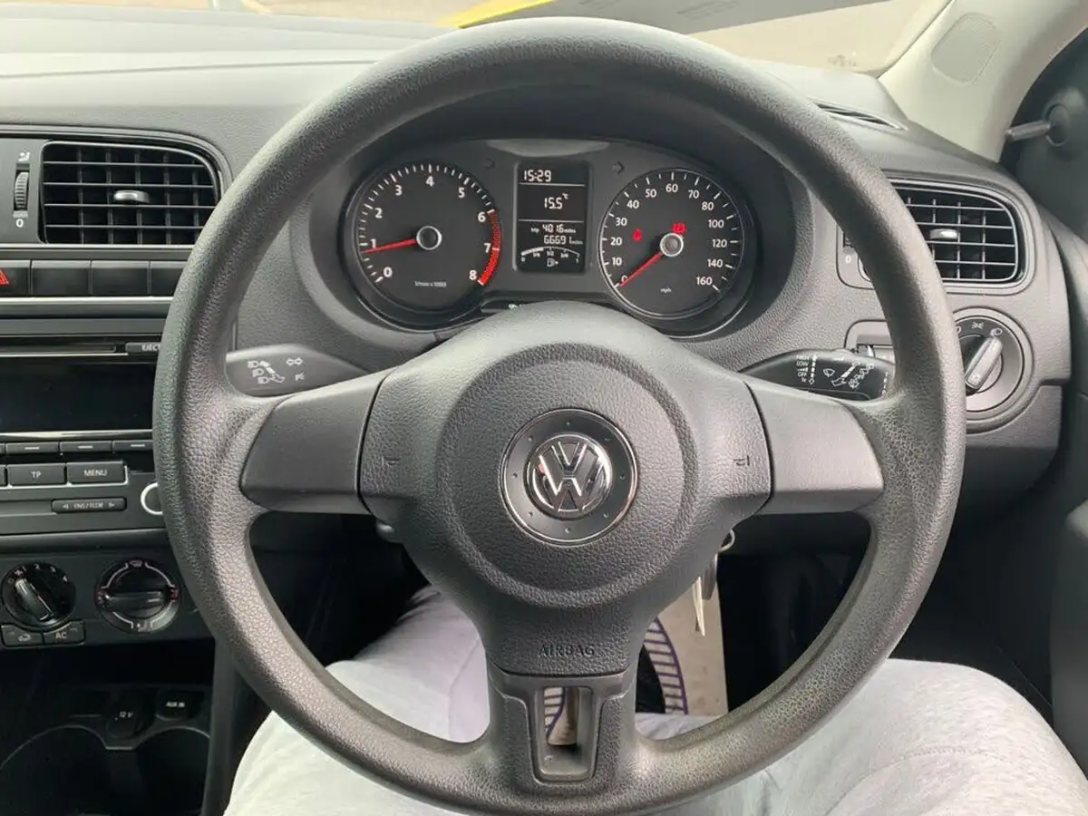 2014-volkswagen-polo-12-s-5d-big-13