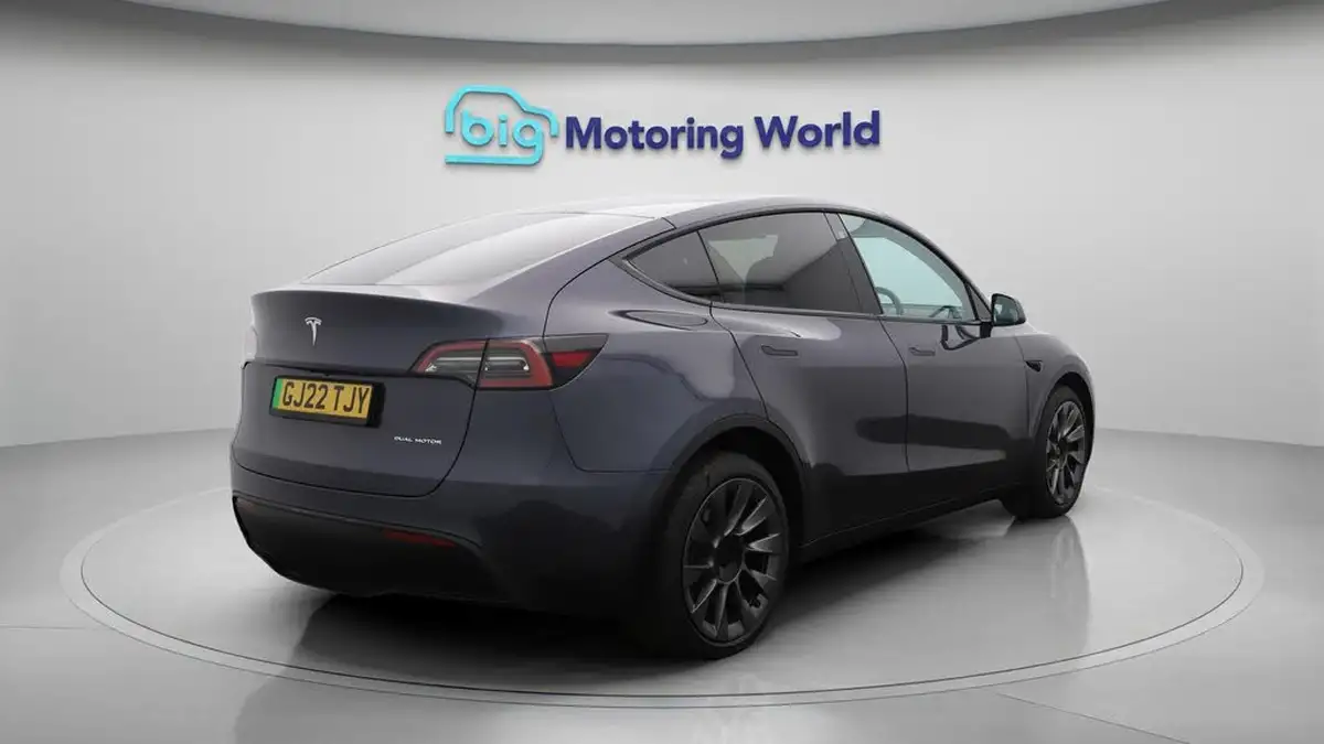 2022-tesla-model-y-e-long-range-big-7