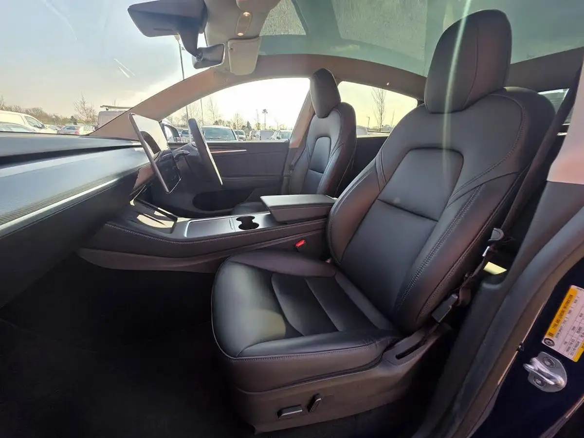 2022-tesla-model-y-e-long-range-big-11