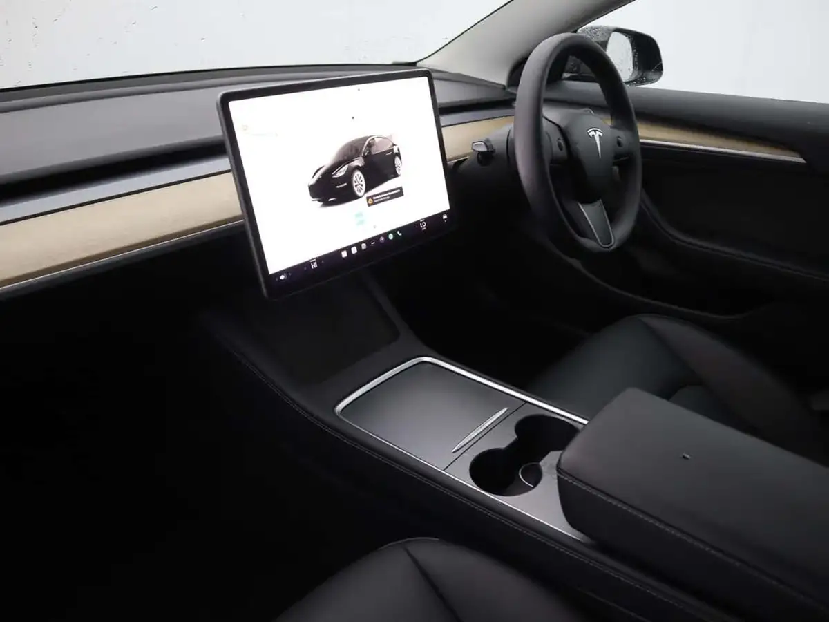 2022-tesla-model-3-e-rwd-big-16