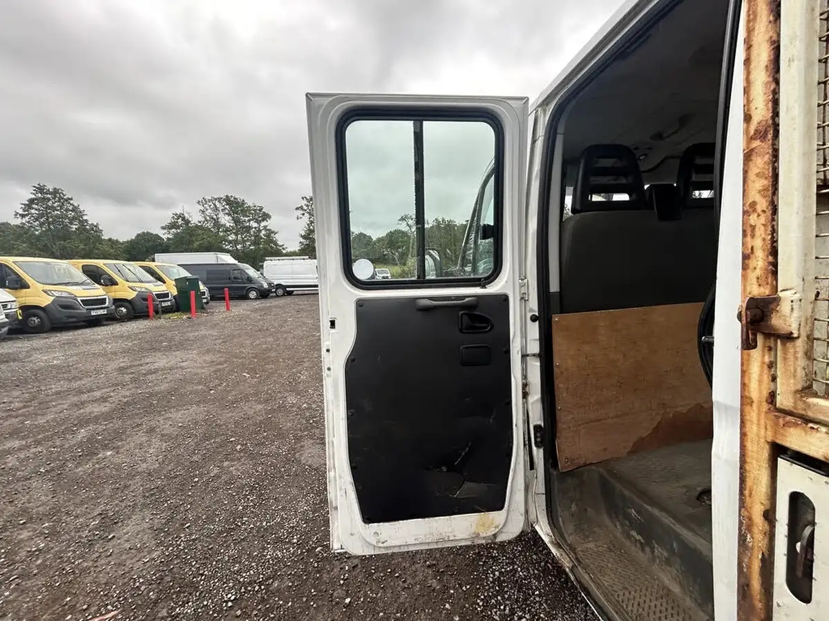 2013-iveco-daily-c-class-23td-35c13-lwb-35c13d-crewcab-big-11