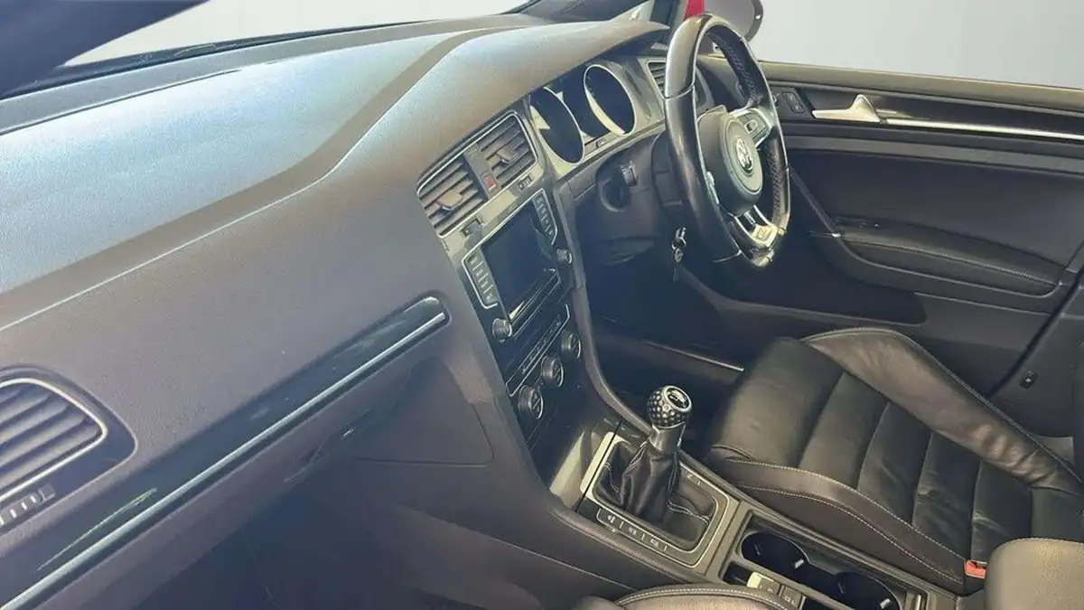 2014-volkswagen-golf-20tdi-gtd-bmt-5d-big-40