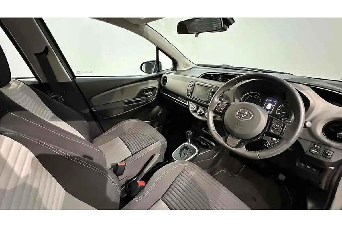 2018-toyota-yaris-15-vvt-i-icon-tech-111bhp-1496cc-cvt-big-22