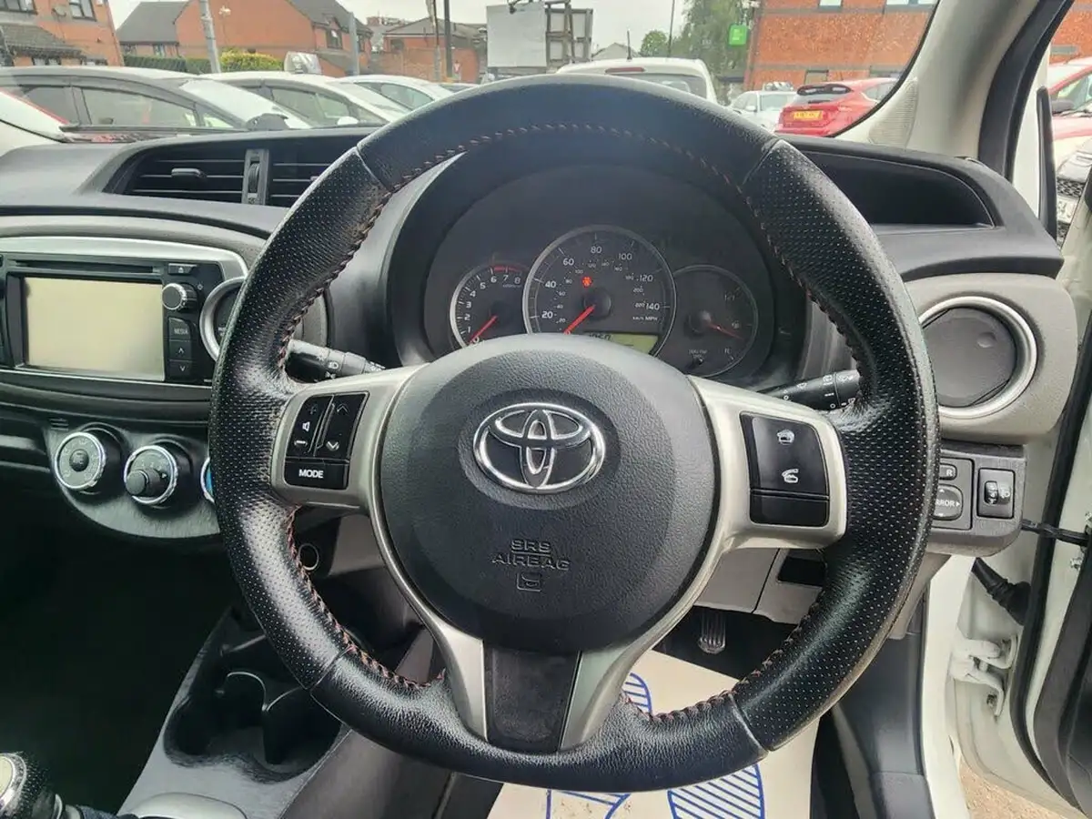 2012-toyota-yaris-133-trend-5d-big-15