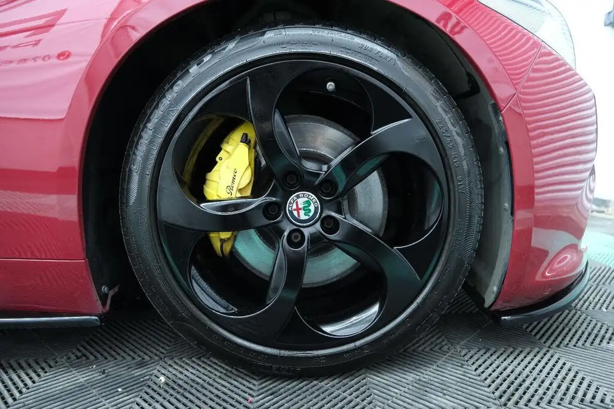2017-alfa-romeo-giulia-20-veloce-big-17