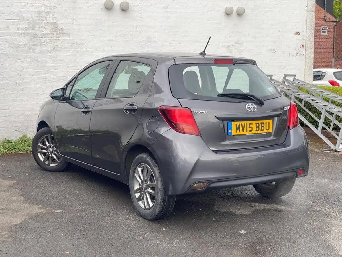 2015-toyota-yaris-133-icon-vvt-i-5d-big-9