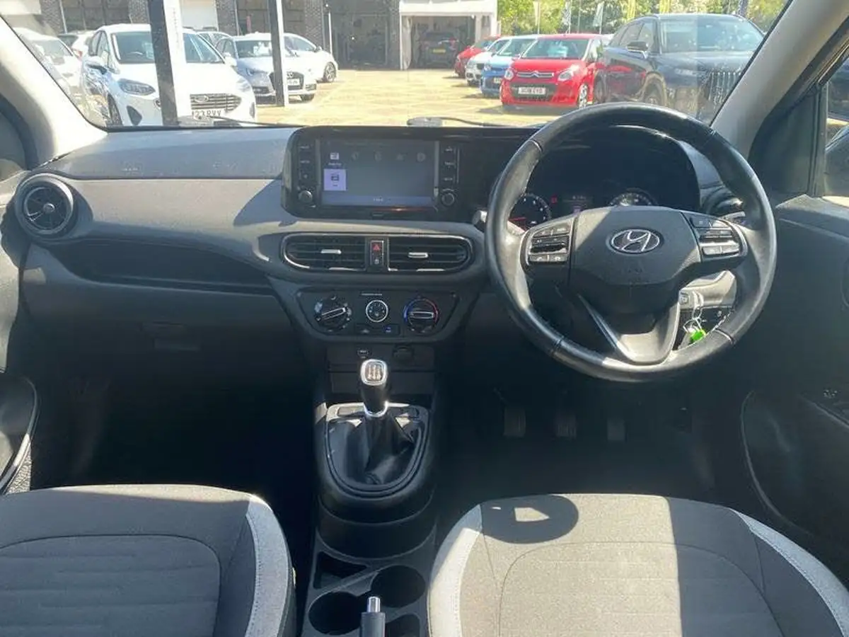 2022-hyundai-i10-12-se-connect-big-11