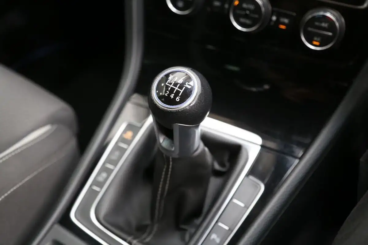 2015-volkswagen-golf-20-tsi-r-hatchback-5d-big-15