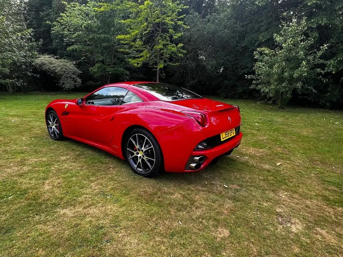 2010-ferrari-california-43-big-8