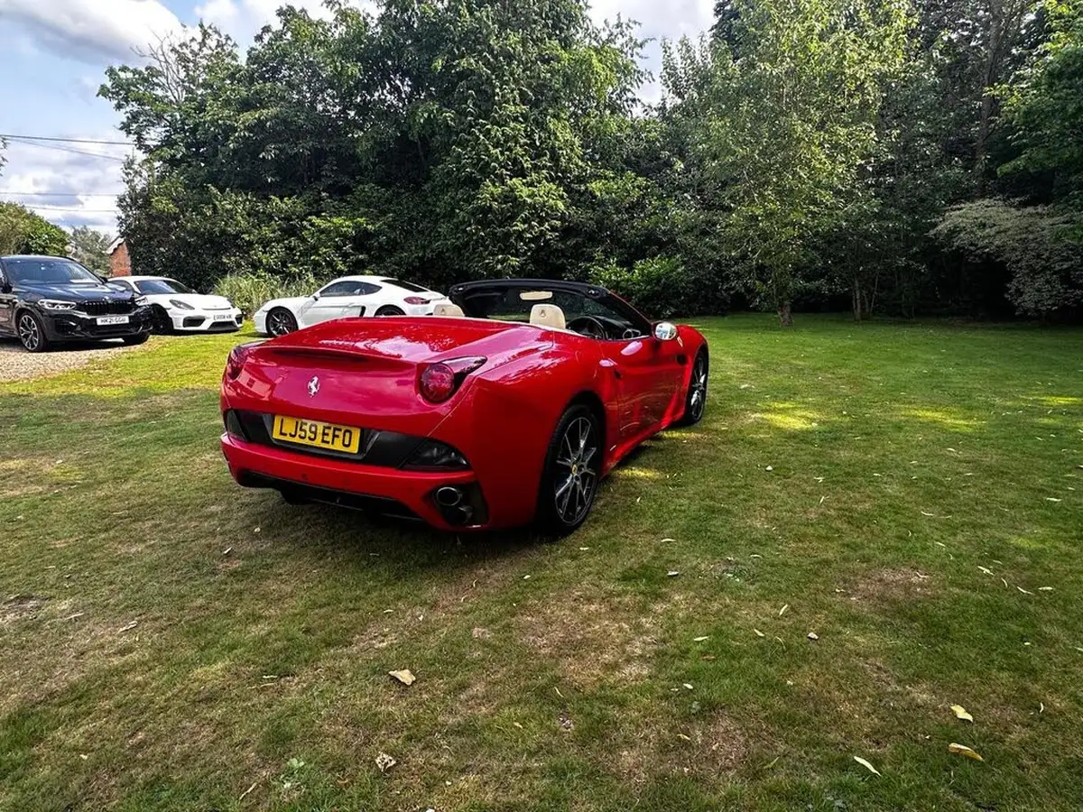 2010-ferrari-california-43-big-32