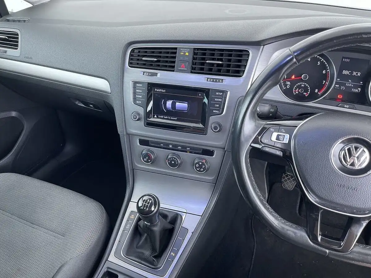 2015-volkswagen-golf-14-tsi-match-5d-big-43