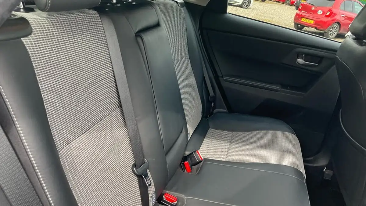 2016-toyota-auris-18-vvt-i-hsd-excel-hatchback-big-11