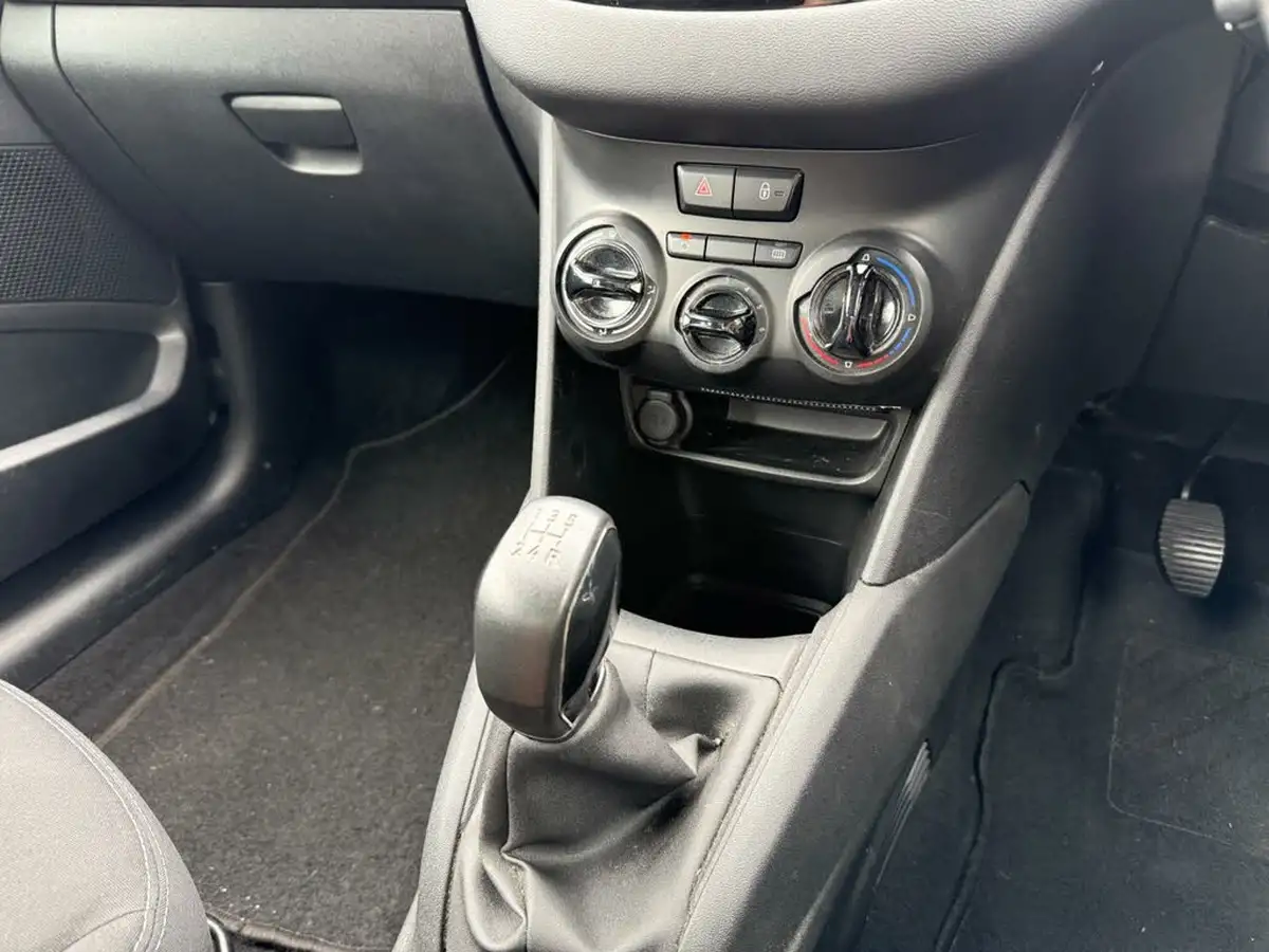 2015-peugeot-208-10-access-puretech-3d-big-13