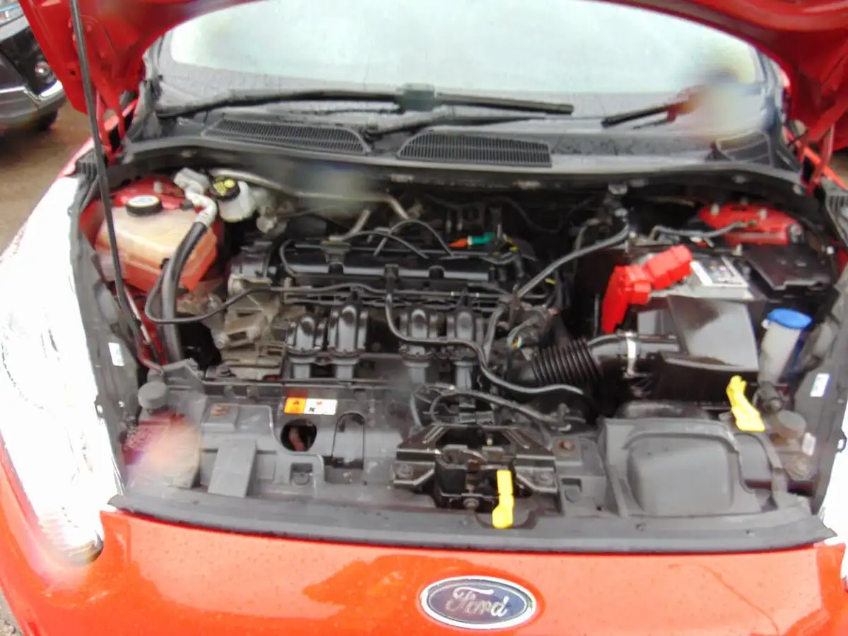 2013-ford-fiesta-125-zetec-3d-big-7