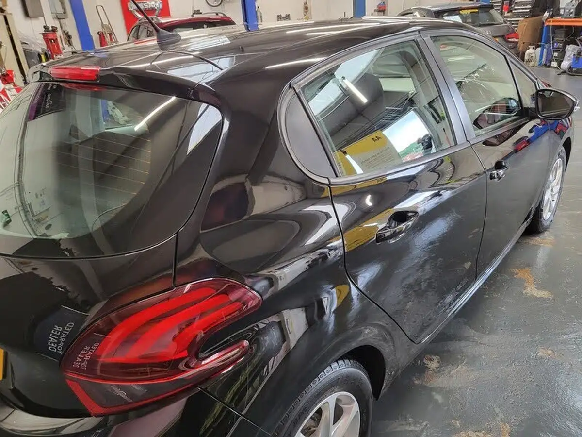 2015-peugeot-208-12-puretech-active-5d-big-10