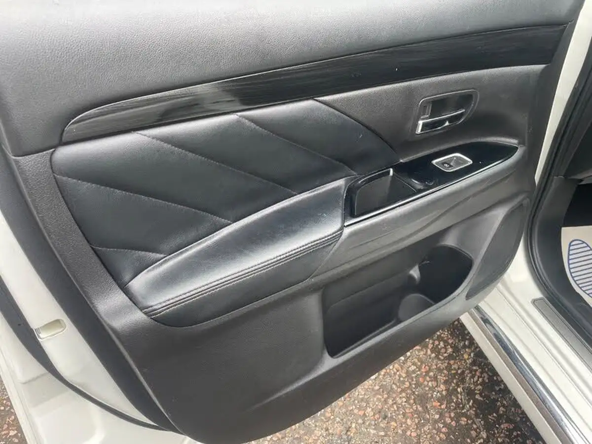 2015-mitsubishi-outlander-20-gx4h-phev-big-21