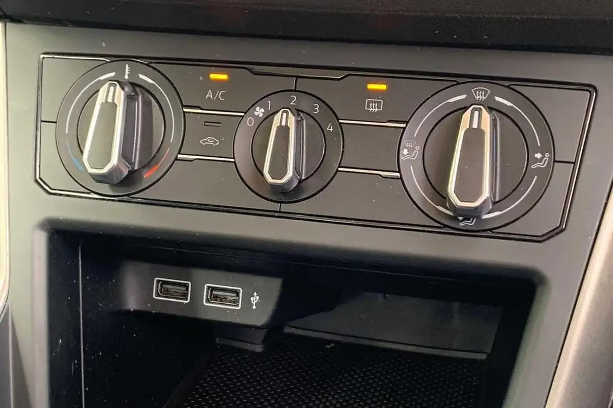 2018-volkswagen-polo-10-se-75ps-big-28