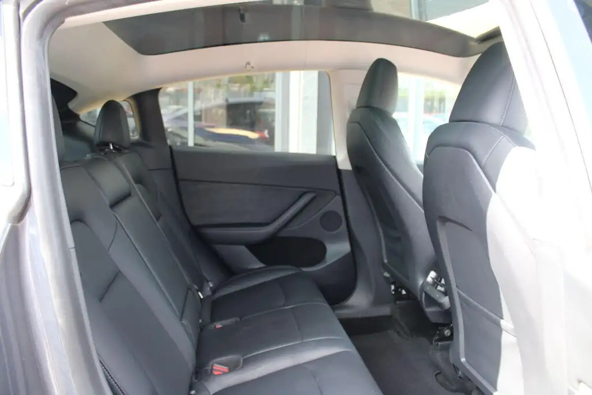 2022-tesla-model-y-e-long-range-big-10
