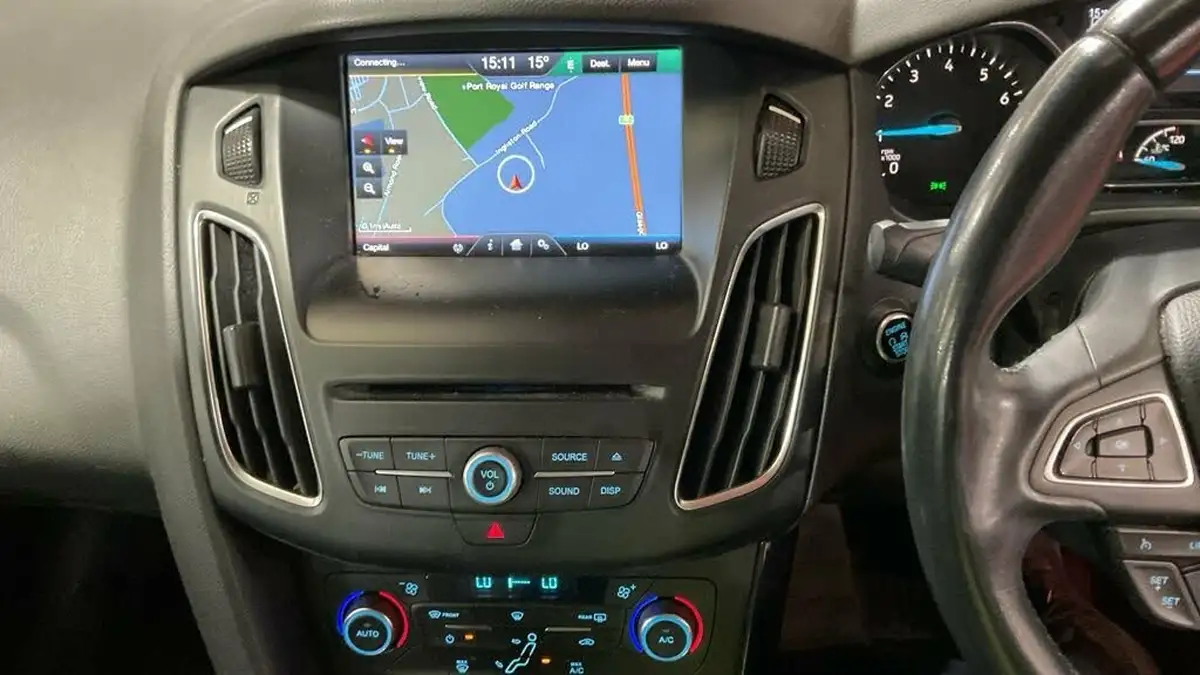2015-ford-focus-16-titanium-estate-big-11