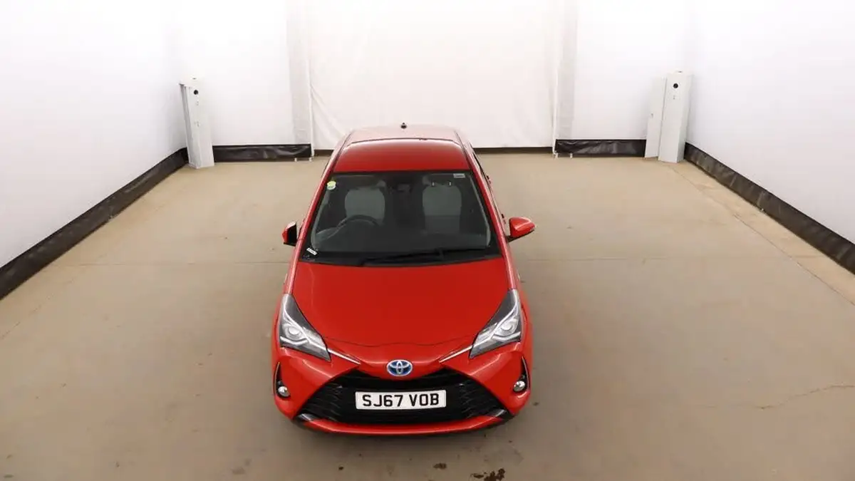 2017-toyota-yaris-15-vvt-i-icon-tech-98bhp-hybrid-1497cc-e-cvt-big-4