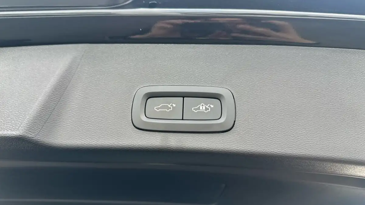 2024-volvo-xc40-20-b4-ultra-bright-big-23