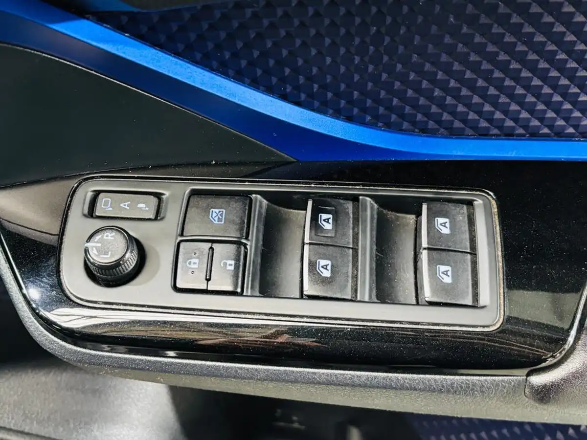 2017-toyota-c-hr-18-vvt-i-dynamic-big-16