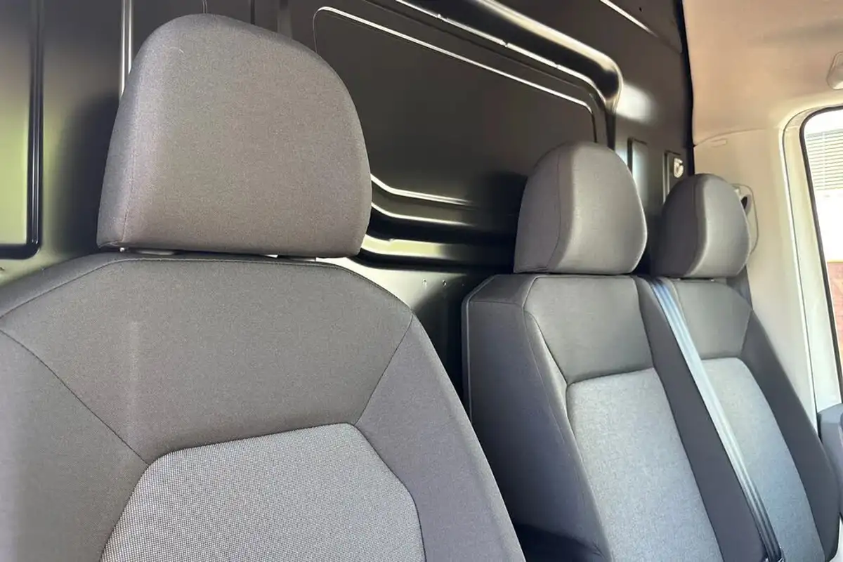 2024-volkswagen-crafter-20tdi-cr35-mwb-commerce-140pseu6d-panel-van-big-23