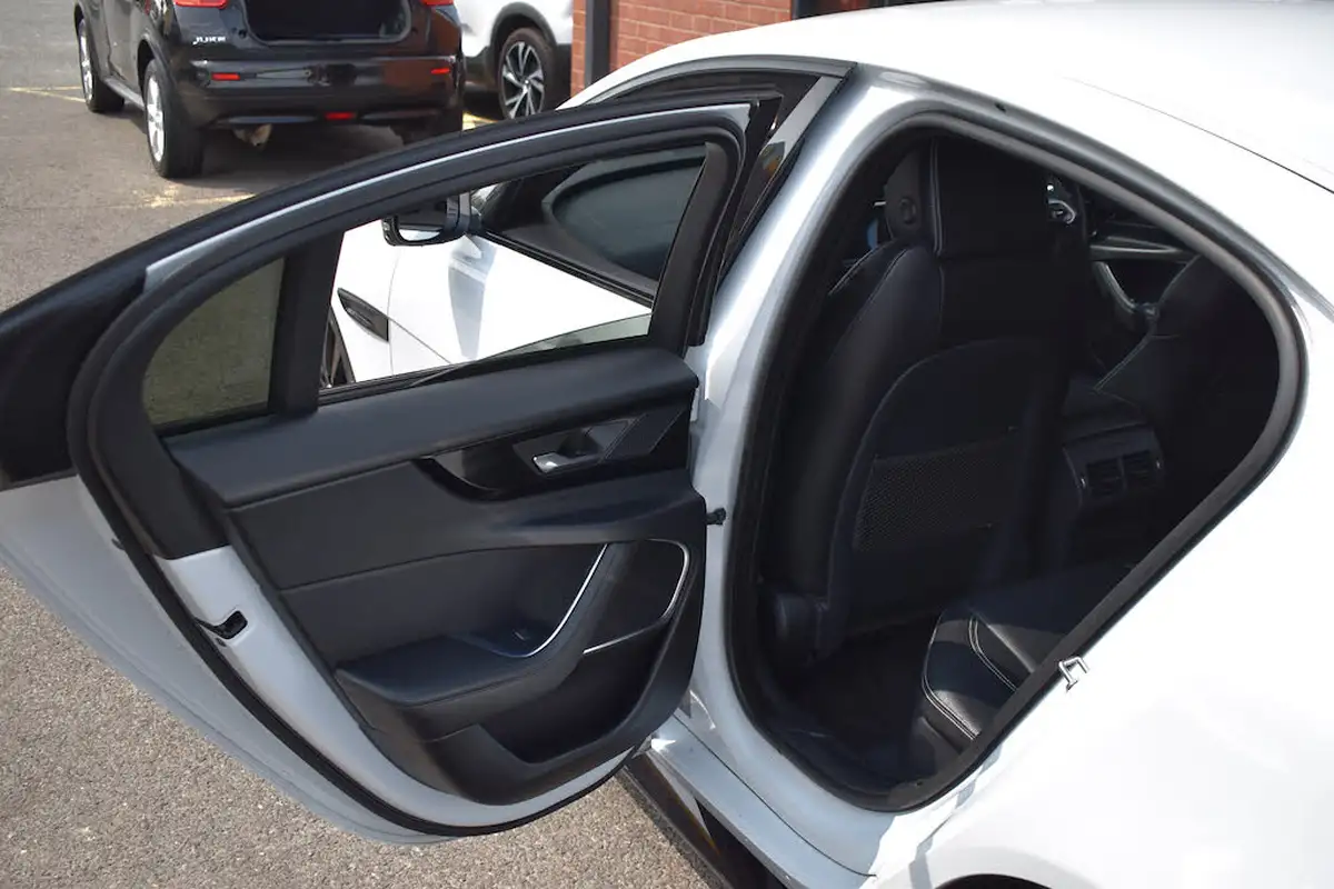 2021-jaguar-xe-20-d200-r-dynamic-black-big-40