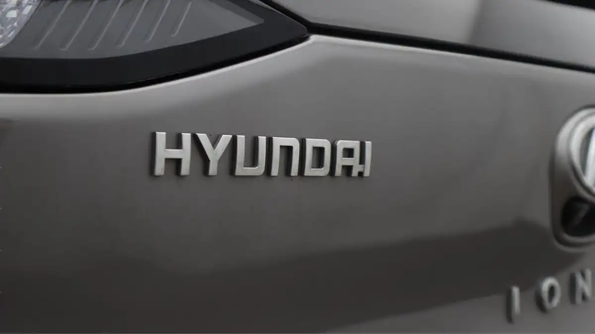 2021-hyundai-ioniq-e-premium-se-electric-100kw-big-21