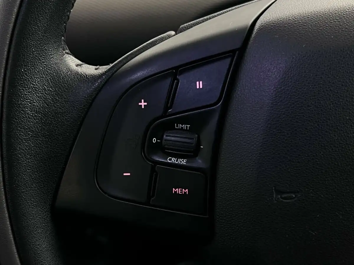 2017-citroen-c4-cactus-16bluehdi-w-big-16