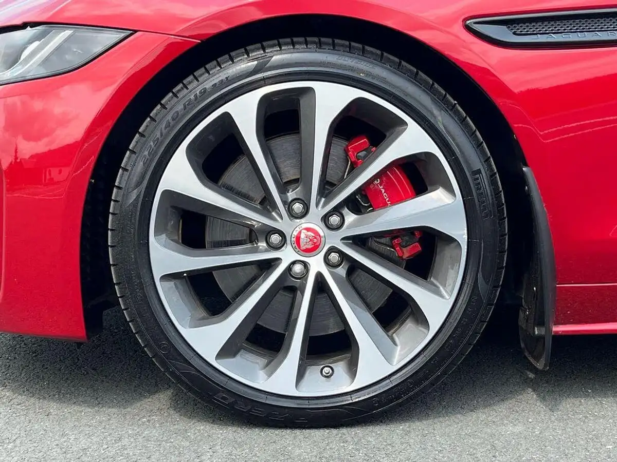 2024-jaguar-xe-big-9
