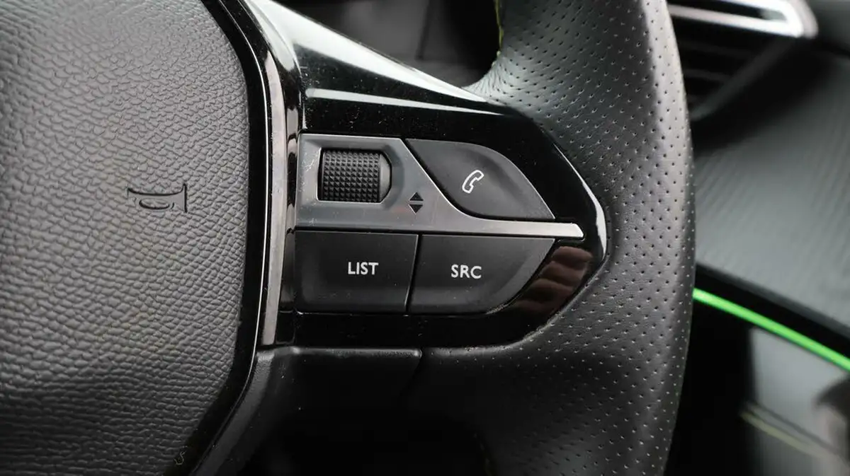 2021-peugeot-2008-suv-e-gt-premium-50kwh-big-26