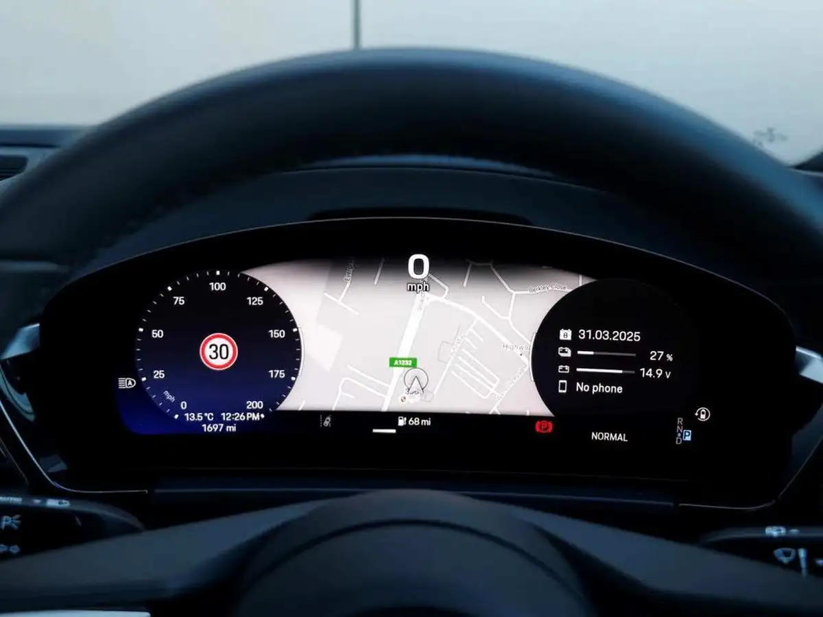 2025-porsche-macan-e-4s-electric-big-13