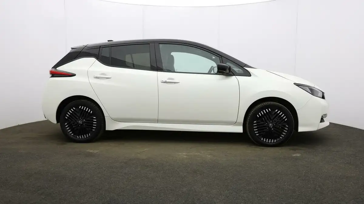 2022-nissan-leaf-e-e-tekna-59kwh-big-50