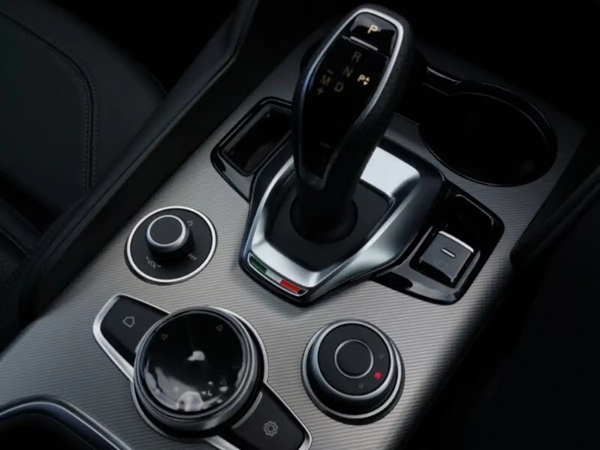 2025-alfa-romeo-giulia-20-veloce-big-11