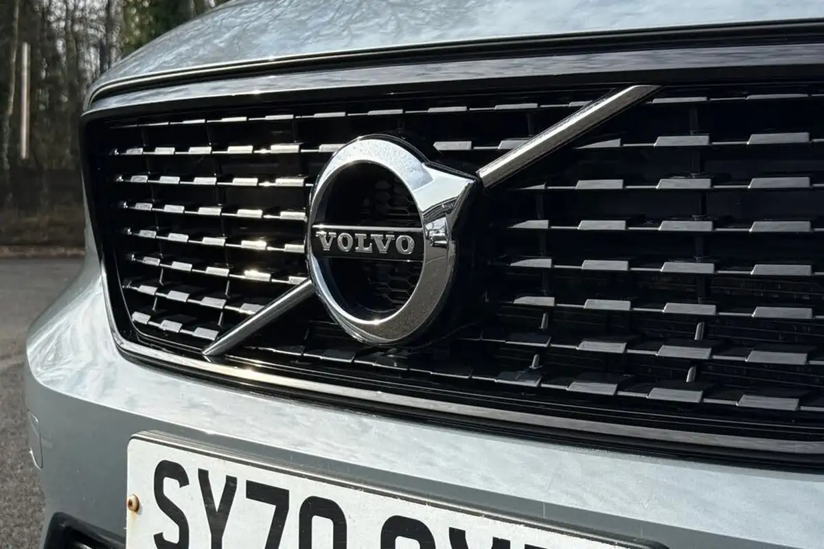 2020-volvo-xc40-20-b4-r-design-awd-big-25
