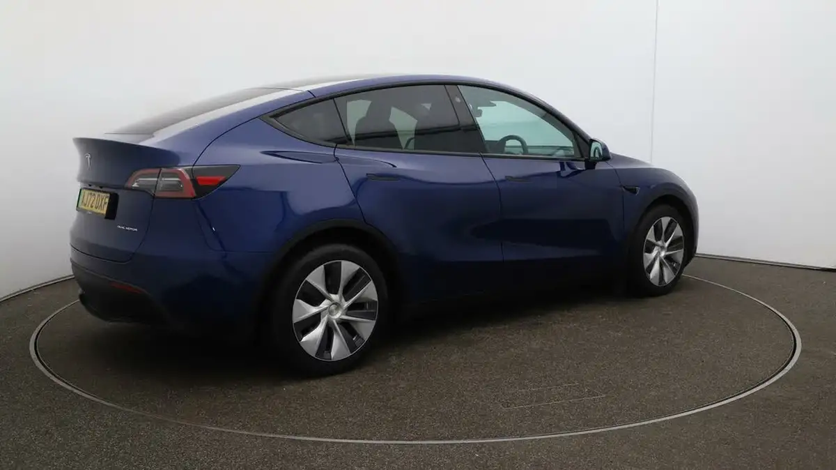2022-tesla-model-y-e-long-range-big-51