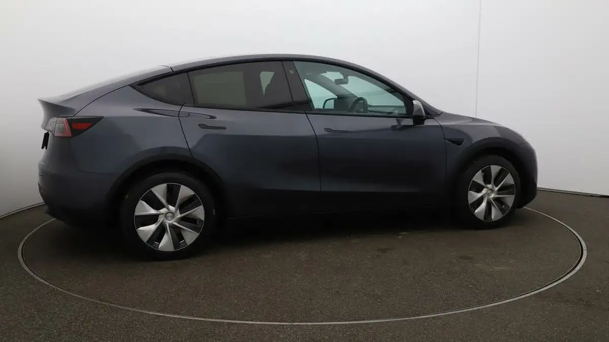 2022-tesla-model-y-e-long-range-big-43