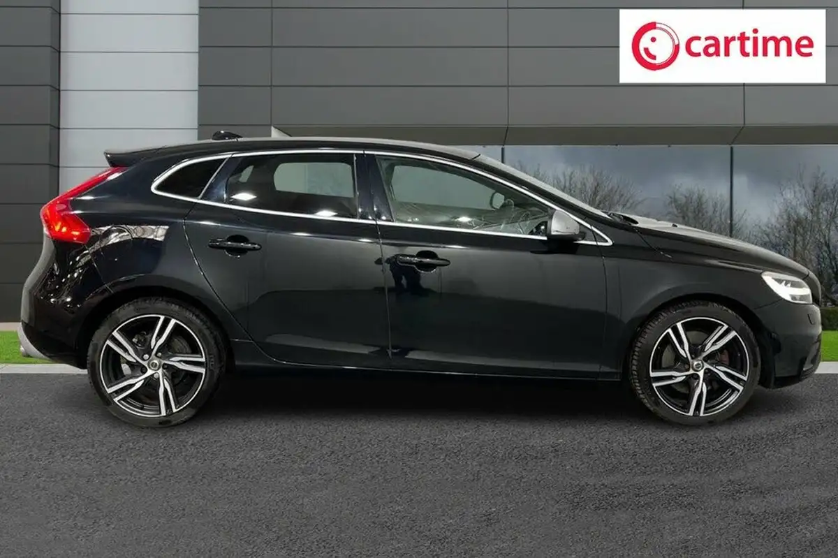 2018-volvo-v40-15-t3-r-design-nav-plus-big-1