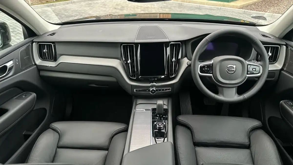 2025-volvo-xc60-20-b5-plus-big-19